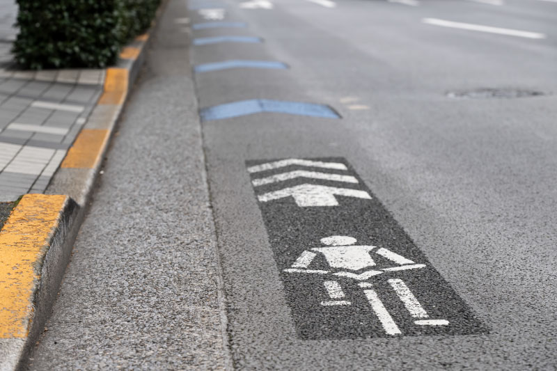 車道の左側に引かれた自転車マークのあるラインは?