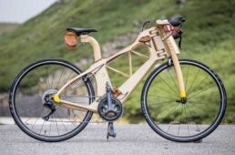 完成車には、コルナゴオリジナルのステム一体型ハンドル、CC.01が付属