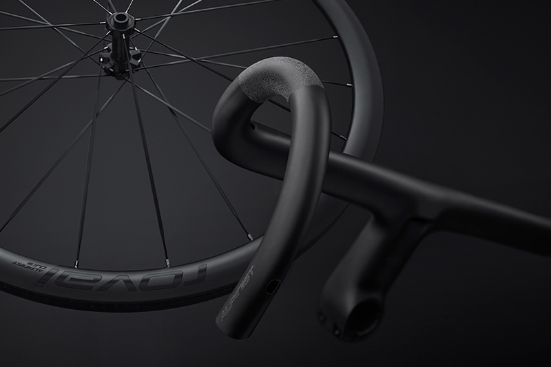 ロヴァールから「アルピニスト」カーボンホイールとコックピット