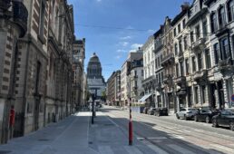 歩道の自転車専用レーン