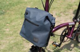 ヘッドチューブにセットしたアダプターブロックを介して、多様なバッグ