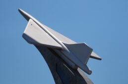 穴森橋を飾る超音速旅客機のモニュメント