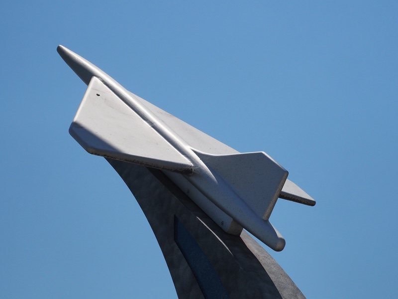 穴森橋を飾る超音速旅客機のモニュメント