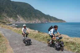 筆島を望む海岸線を快走
