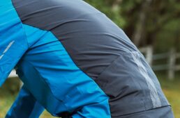 背中に沿うストレッチ素材とパターン