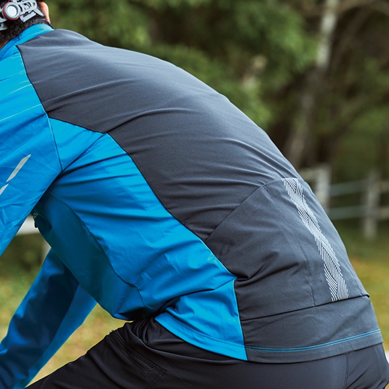 背中に沿うストレッチ素材とパターン