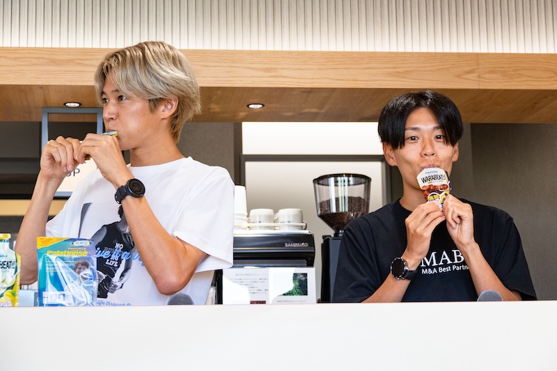 ワラビートを食べる三津家さんと神野さん