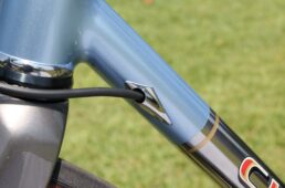 ダウンチューブ内蔵のリヤディスクブレーキオイルライン