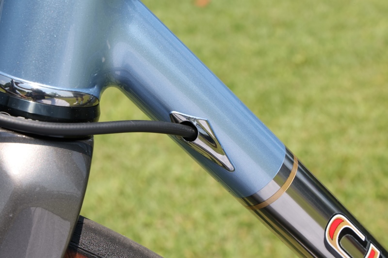 ダウンチューブ内蔵のリヤディスクブレーキオイルライン