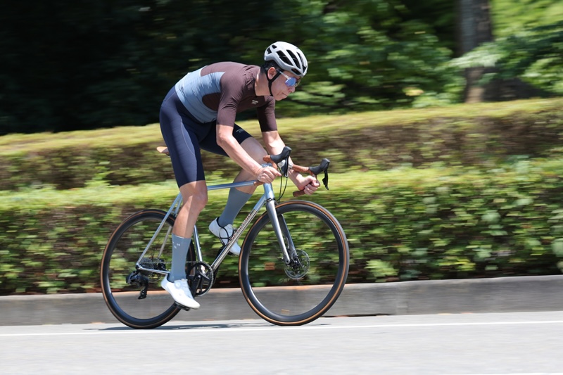 レーサーステンレスに乗る吉本さん