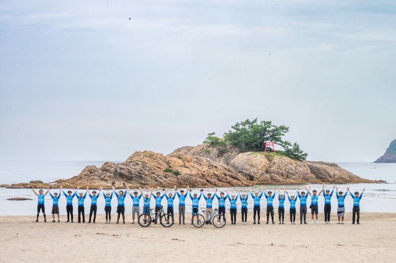浦富海岸海水浴場で記念撮影