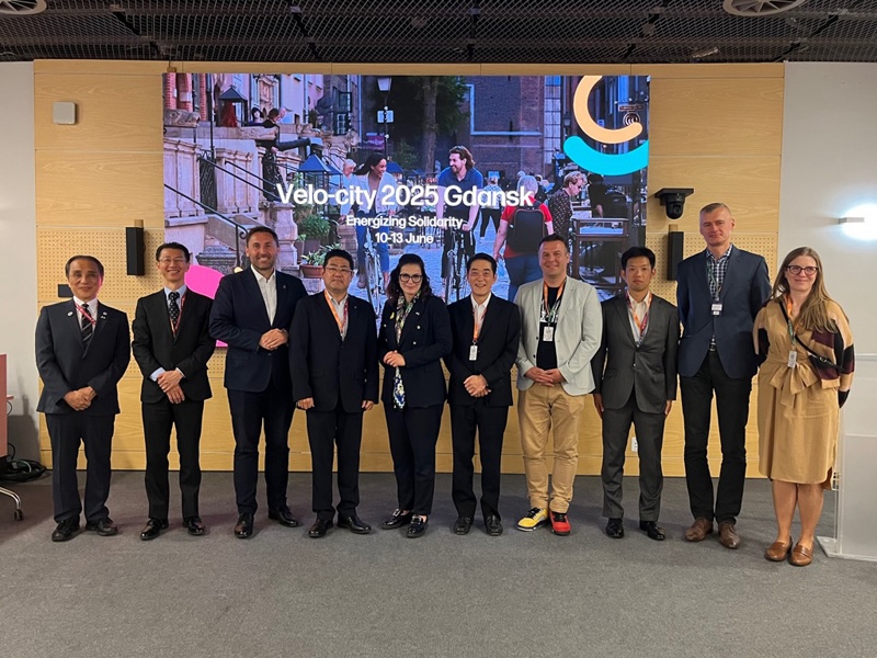 リーダーらの集合写真