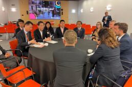 リーダーや専門家と意見交換