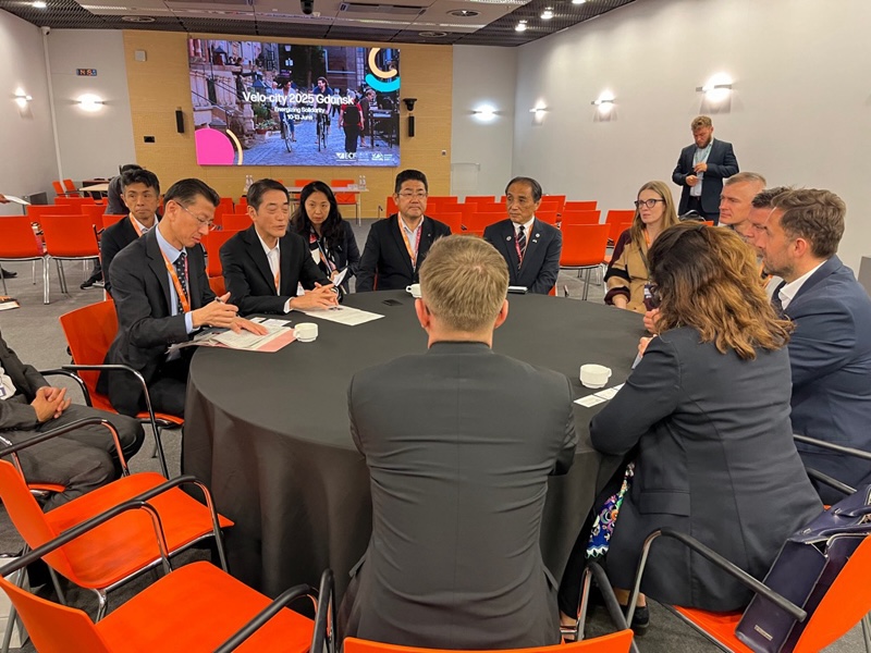 リーダーや専門家と意見交換