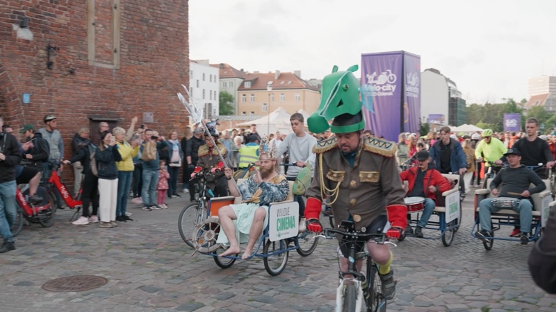 様々な格好に扮した参加者たち