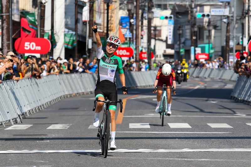 Livが小林あか里と機材サポート契約を締結