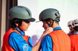 ヘルメットの被り方をチームでチェック