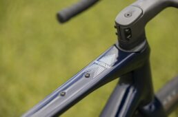 トップチューブのダボ