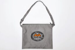 モンベルロゴ入りサコッシュ
