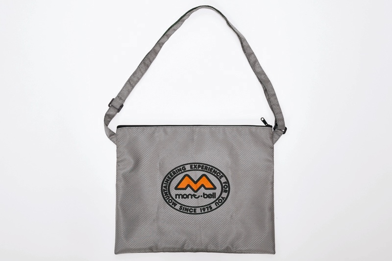 モンベルロゴ入りサコッシュ
