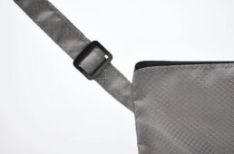 調節できるショルダーベルトを採用