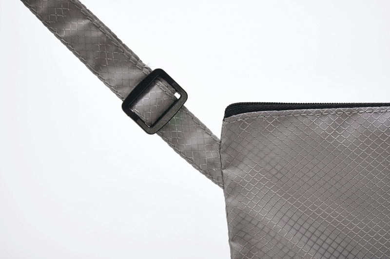 調節できるショルダーベルトを採用