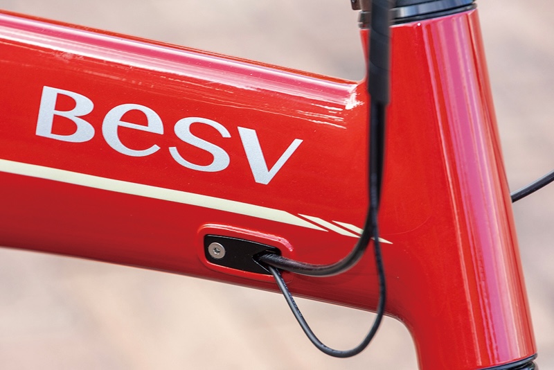 ワイヤを内装するためのポート