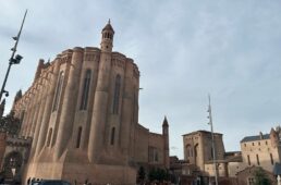 サント＝セシル大聖堂前