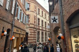 子供達が街を練り歩き