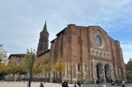 サン・セルナン大聖堂前