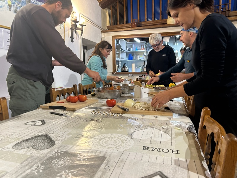 巡礼者とボランティアとで一緒に夕食準備