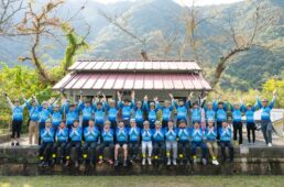 旧片上鉄道天瀬駅の駅舎前で記念撮影