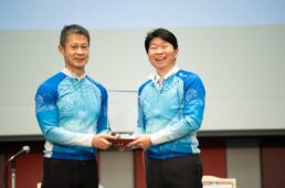 湯﨑知事から井原木知事に会長楯引き継ぎ