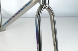 ヘアライン＋ポリッシュ＋陽極酸化着色