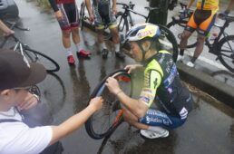 パンク修理をする新城