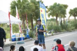 トークショーで質問に答える新城