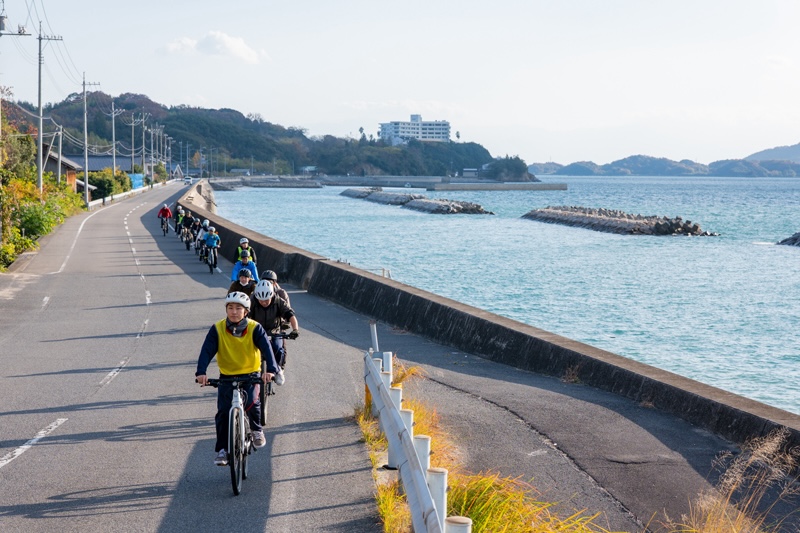 海の間近を走る