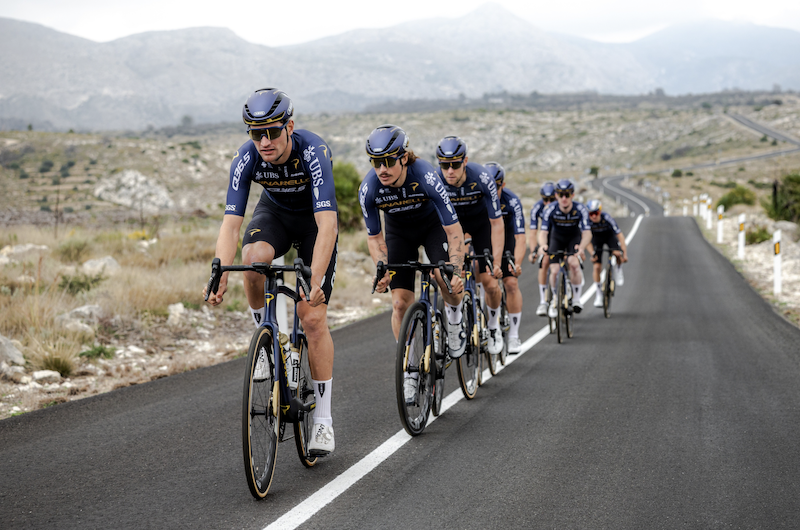 ピナレロ・Q36.5プロサイクリングチーム 2026レースキット