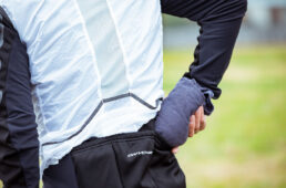 パールイズミのプレミアムサミットシリーズを着用してロードバイクに乗るサイクリスト