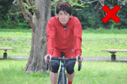 良くない前傾フォームの様子（正面）