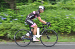 ペダルに体重を乗せる