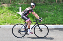 サドルにどっかりと荷重が掛かると、ペダルにうまく体重が乗らない