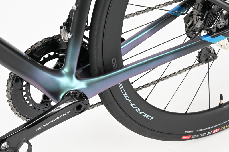 アクアナイトブラックカラーのフレーム下部に施される偏光塗装