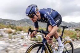 ABUSヘルメットがピナレロ・Q36.5プロサイクリングチームをサポート