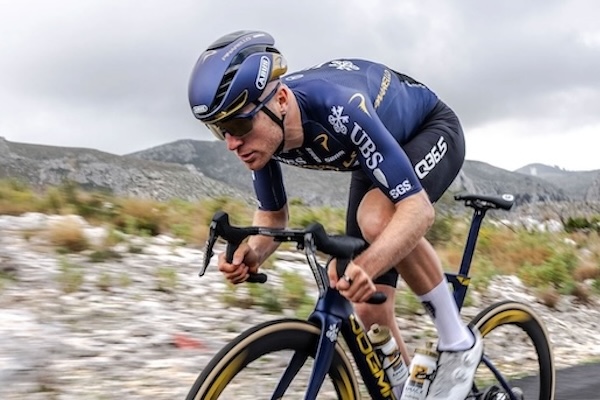 ABUSヘルメットがピナレロ・Q36.5プロサイクリングチームをサポート