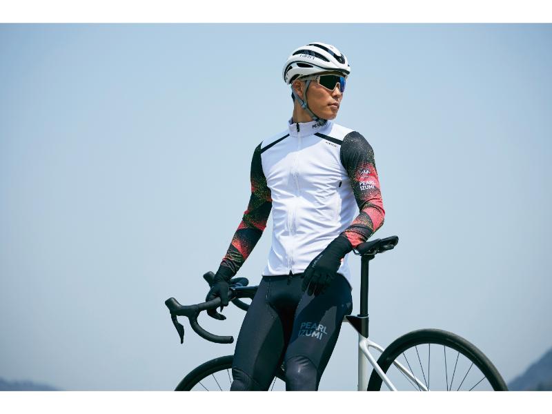 パールイズミのプレミアムサミットシリーズを着用してロードバイクに乗るサイクリスト