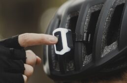 ホワイトライトクリップオンをヘルメットに