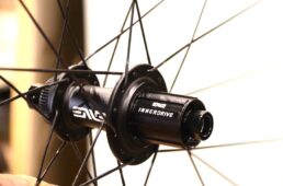 ファンデーションAR40のハブ