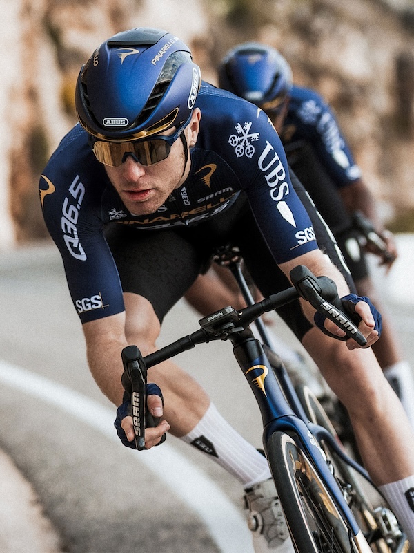 ABUSヘルメットがピナレロ・Q36.5プロサイクリングチームをサポート