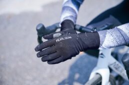 PEARL IZUMIのロゴが入った黒のプレミアムサミットグローブ